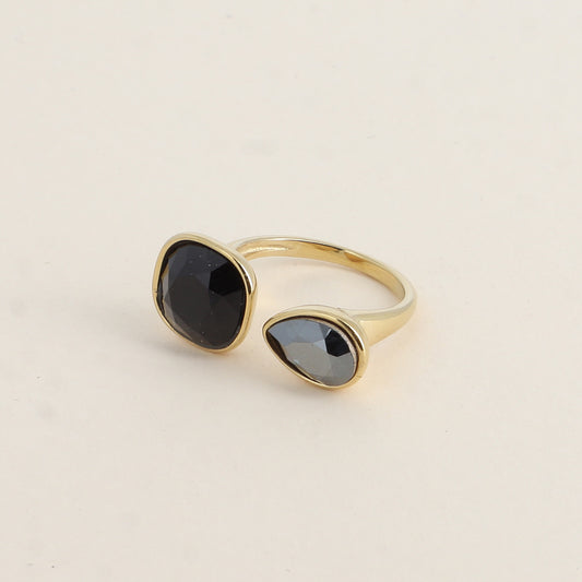 Bague ouverte - Ornée de cristaux de Swarovski® : 10mm été en forme de goutte - Hauteur de la bague: 2 mm - Dimensions des pierres carrée et goutte : 10x10 mm / 7x10 mm - Jet
