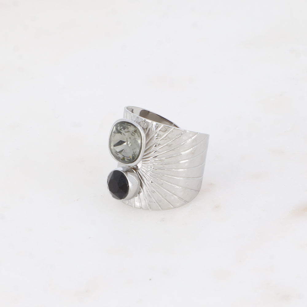 Bague large rhodium anneau solairement strié - Ornée de 2 cristaux de Swarovski® - Hauteur de la bague: 20mm - Dimensions des cristaux : 8x8 mm et 6x6 mm - Black Diamonds