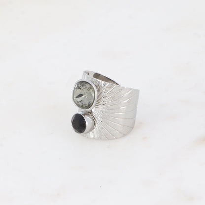 Bague large rhodium anneau solairement strié - Ornée de 2 cristaux de Swarovski® - Hauteur de la bague: 20mm - Dimensions des cristaux : 8x8 mm et 6x6 mm - Black Diamonds