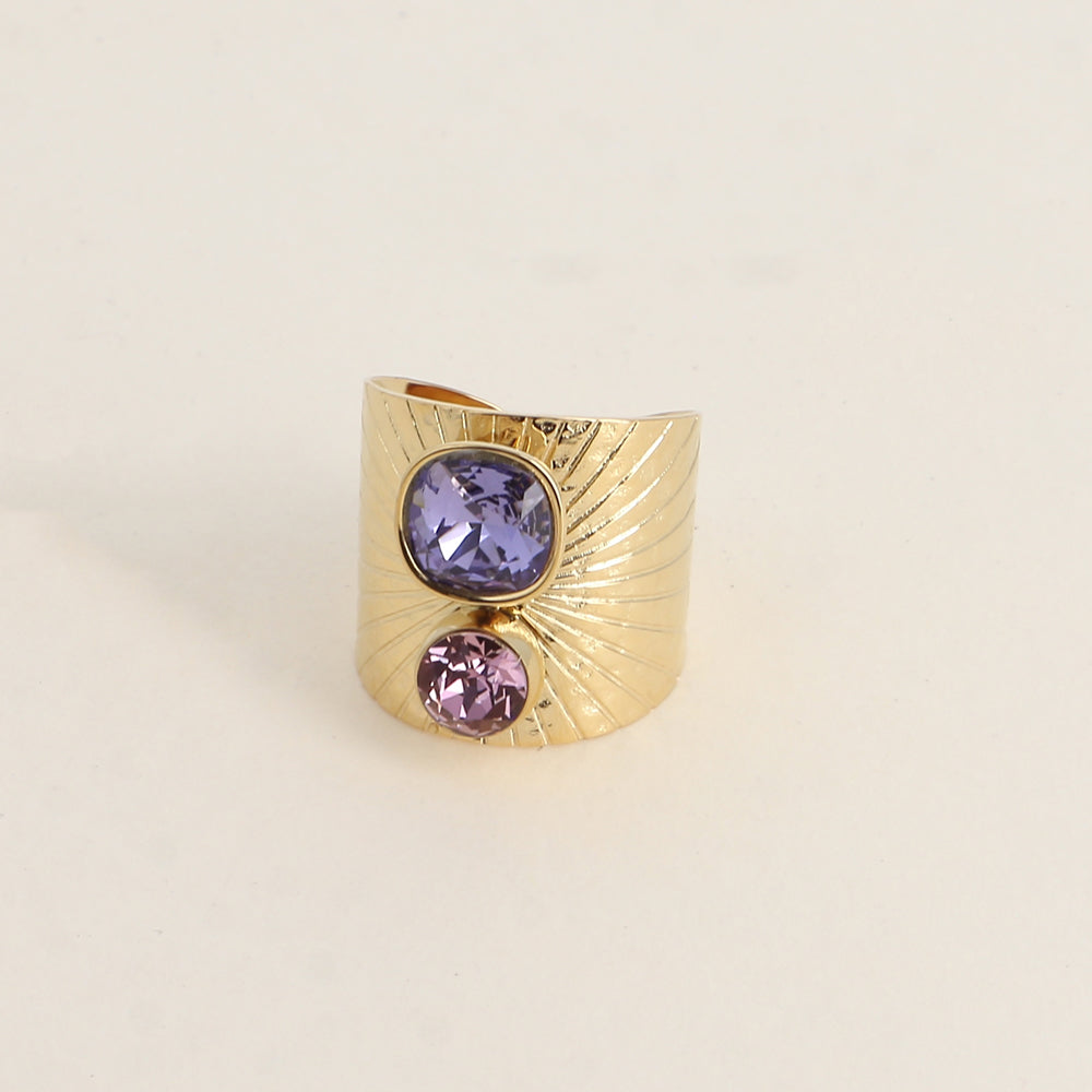 Bague large anneau solairement strié - Ornée de 2 cristaux de Swarovski® - Hauteur de la bague: 20mm - Dimensions des cristaux : 8x8 mm et 6x6 mm - Tanzanite et Light amethyst