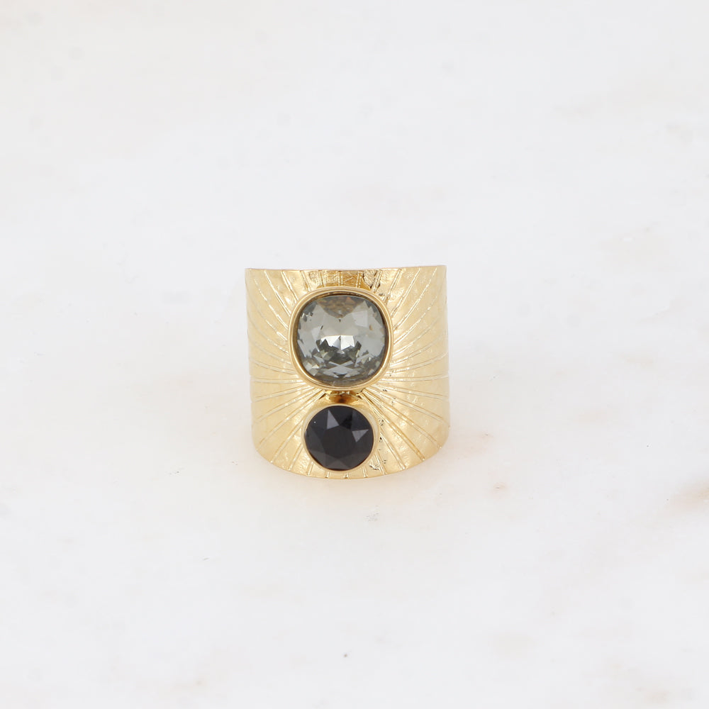 Bague large anneau solairement strié - Ornée de 2 cristaux de Swarovski® - Hauteur de la bague: 20mm - Dimensions des cristaux : 8x8 mm et 6x6 mm - Black diamond