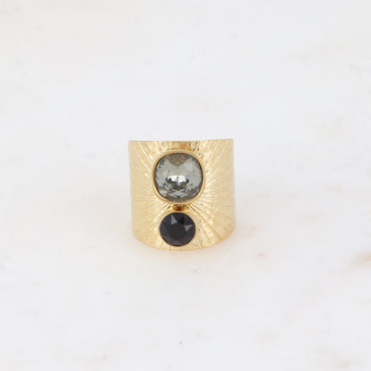 Bague large anneau solairement strié - Ornée de 2 cristaux de Swarovski® - Hauteur de la bague: 20mm - Dimensions des cristaux : 8x8 mm et 6x6 mm - Black diamond
