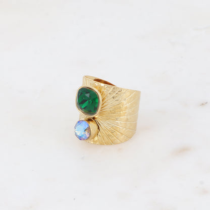 Bague large anneau solairement strié - Ornée de 2 cristaux de Swarovski® - Hauteur de la bague: 20mm - Dimensions des cristaux : 8x8 mm et 6x6 mm - Emerald