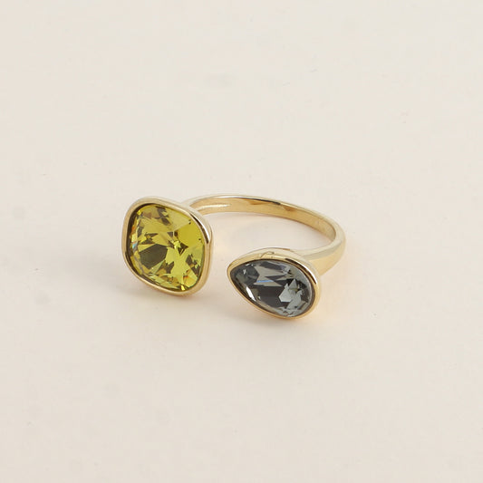 Bague ouverte - Ornée de cristaux de Swarovski® : 10mm été en forme de goutte - Hauteur de la bague: 2 mm - Dimensions des pierres carrée et goutte : 10x10 mm / 7x10 mm - Lime ancien