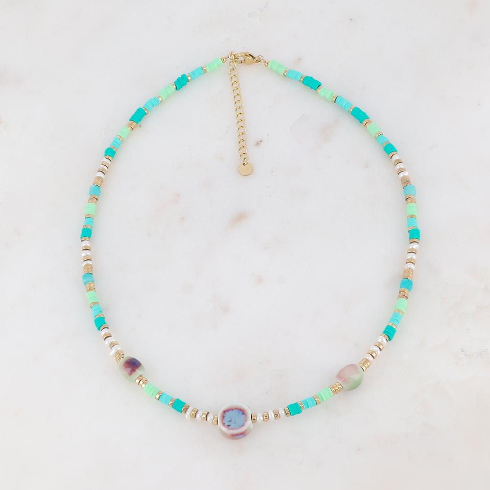 Collier doré avec des perles en céramique émaillée, des perles heishi turquoises et des perles d'eau douce 39+5 cm