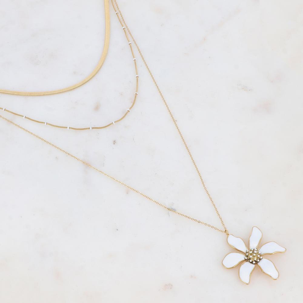 Collier doré avec des petites rondelles et une fleur émaillées blanches 40/48/65+5 cm
