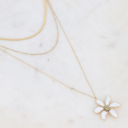 Collier doré avec des petites rondelles et une fleur émaillées blanches 40/48/65+5 cm