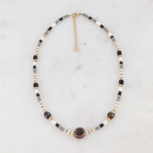 Collier doré avec des perles en céramique émaillée, des perles heishi grises, noires et blanches, et des perles d'eau douce 39+5 cm