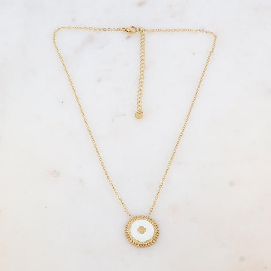 Collier composé d'un pendentif rond émaillé blanc avec une fleur gravée 39+7 cm