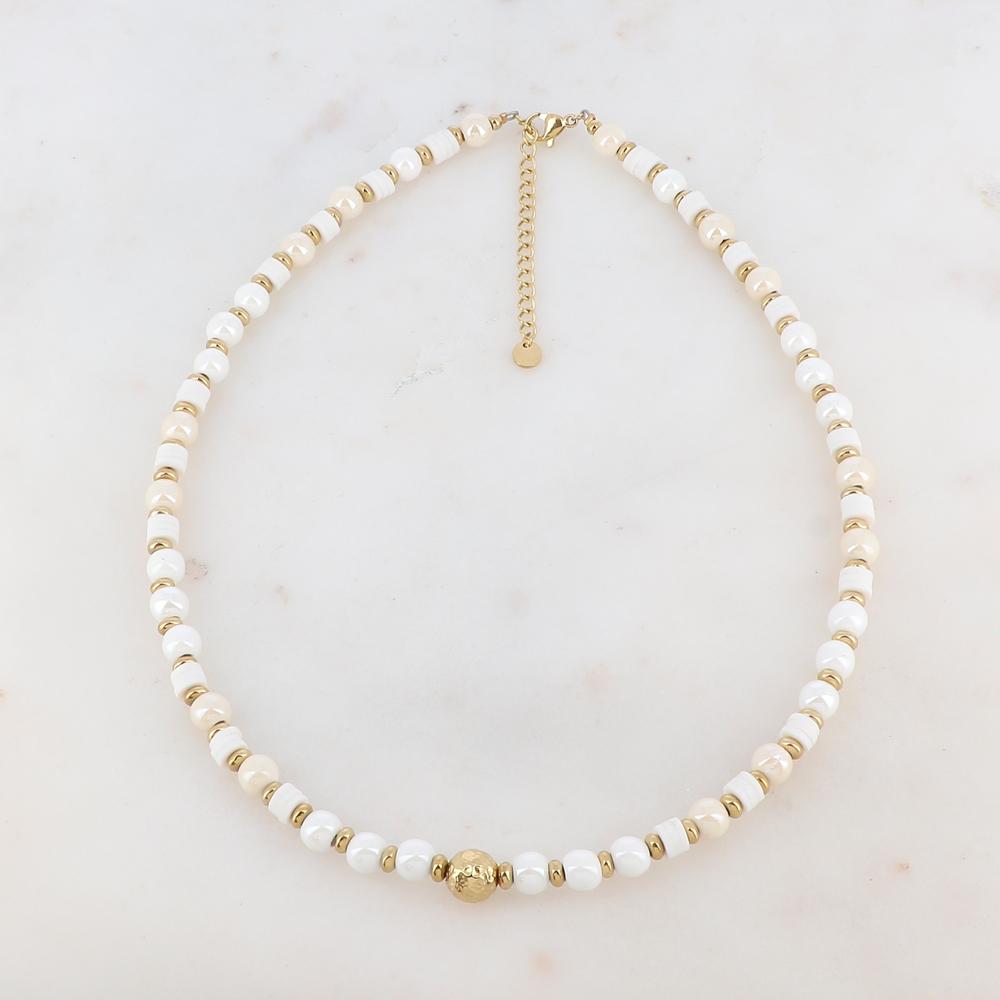 Collier doré embelli de perles en céramique et perles heishi blanches et d'une boule dorée 40+5 cm