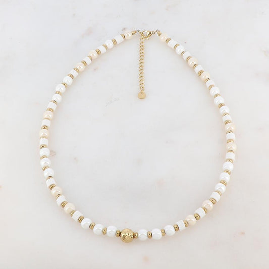Collier doré embelli de perles en céramique et perles heishi blanches et d'une boule dorée 40+5 cm