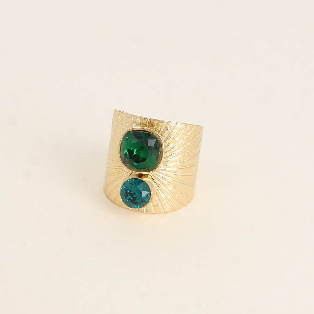 Bague large anneau solairement strié - Ornée de 2 cristaux de Swarovski® - Hauteur de la bague: 20mm - Dimensions des cristaux : 8x8 mm et 6x6 mm - tout Emerald