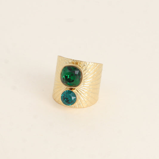 Bague large anneau solairement strié - Ornée de 2 cristaux de Swarovski® - Hauteur de la bague: 20mm - Dimensions des cristaux : 8x8 mm et 6x6 mm - tout Emerald