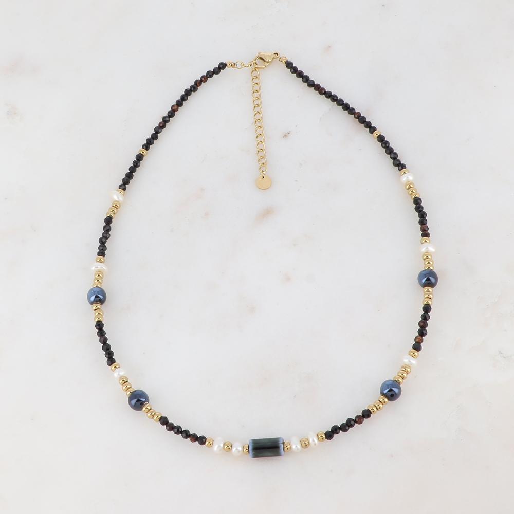 Collier doré avec des perles en pierre noire, des perles en céramique émaillée et des perles d'eau douce 39+5 cm