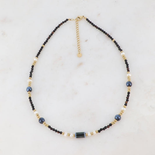 Collier doré avec des perles en pierre noire, des perles en céramique émaillée et des perles d'eau douce 39+5 cm