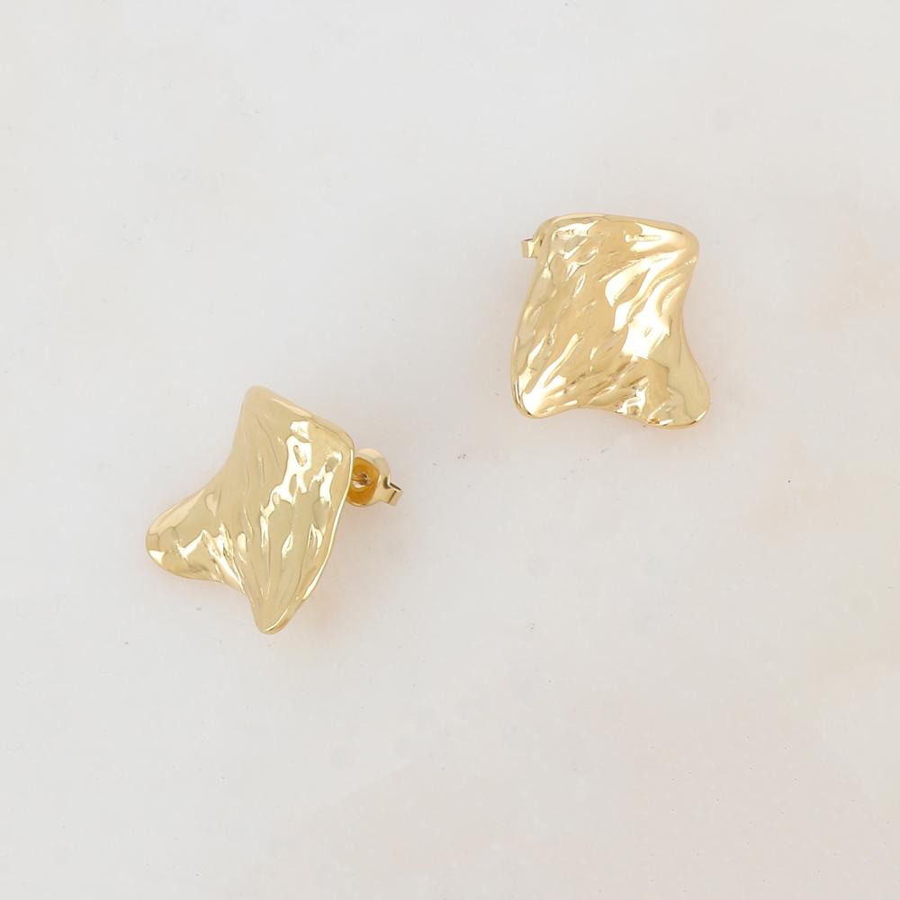 B.O à puce avec pièce géométrique ondulée et martelée 2,15 x 2,15 cm.
