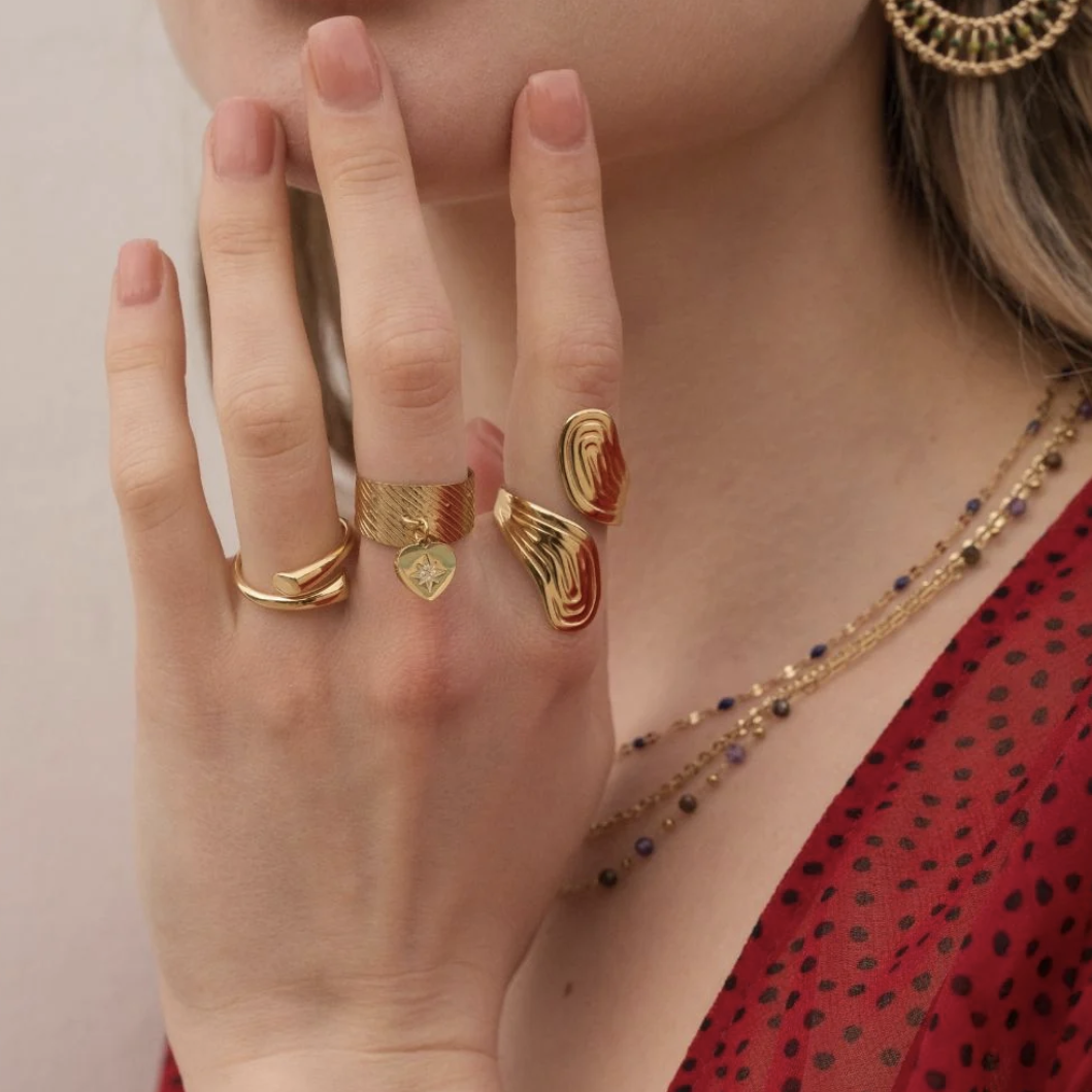Bague effet rayé avec pampille coeur, étoile et strass