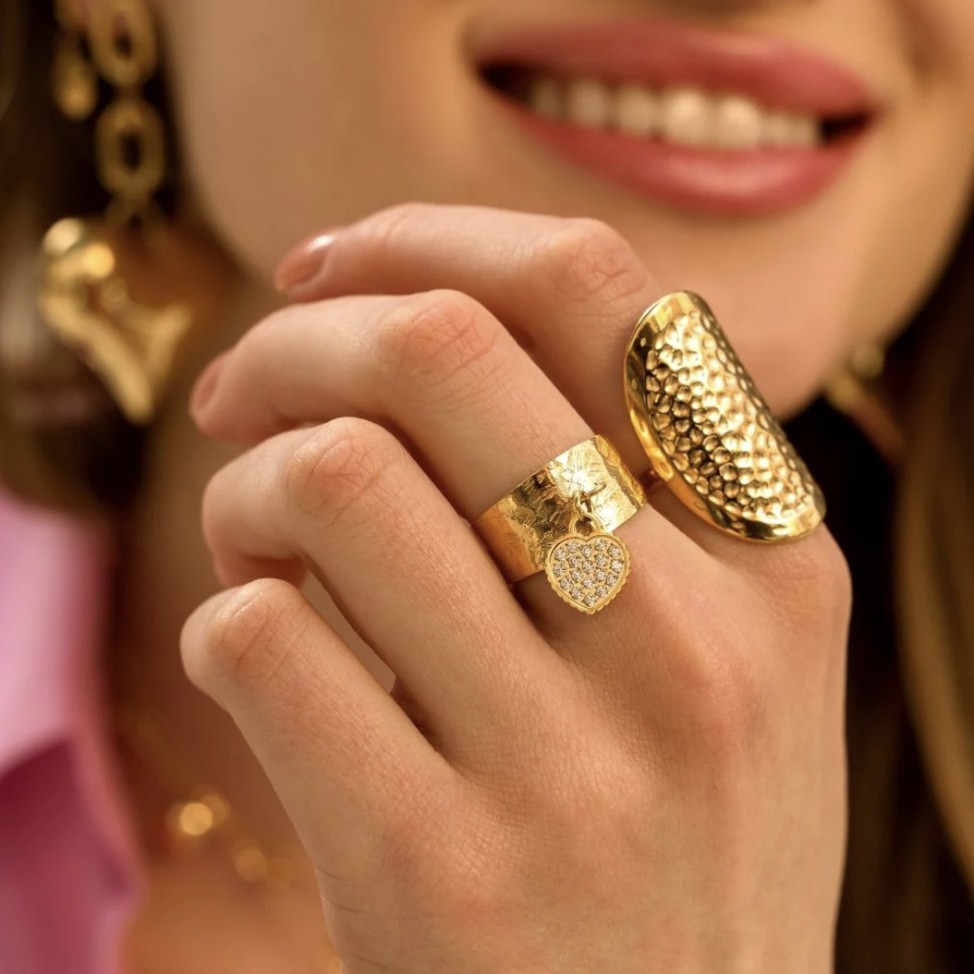 Bague martelée avec pampille cœur et strass