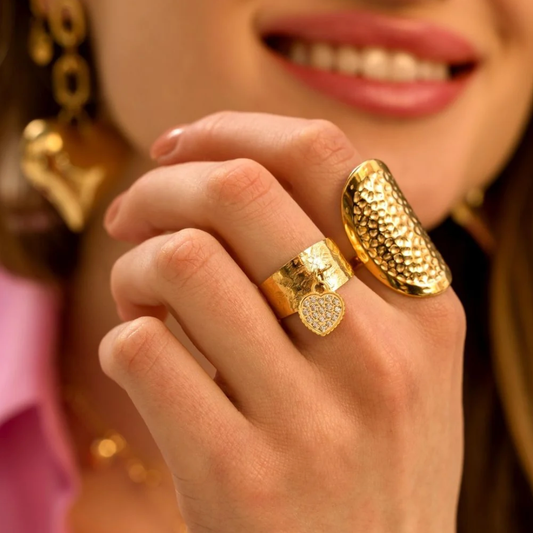 Bague martelée avec pampille cœur et strass