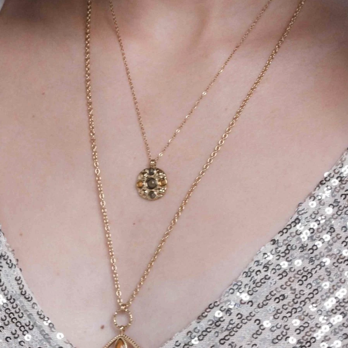 Collier avec pendentif rond et 5 pâtes de verre rondes (40+5CM)
