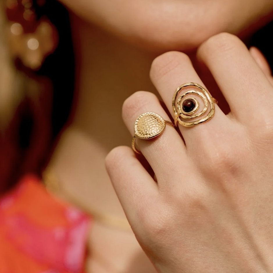Bague fine avec pièce ronde martelée
