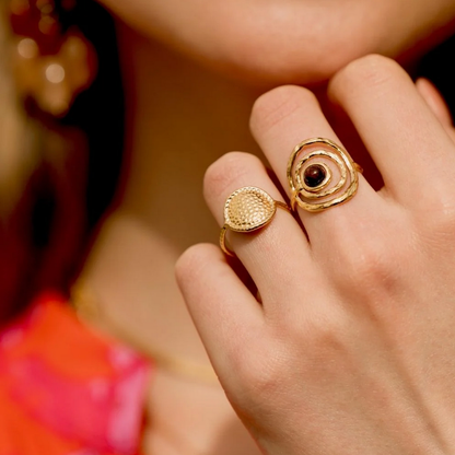 Bague fine avec pièce ronde martelée