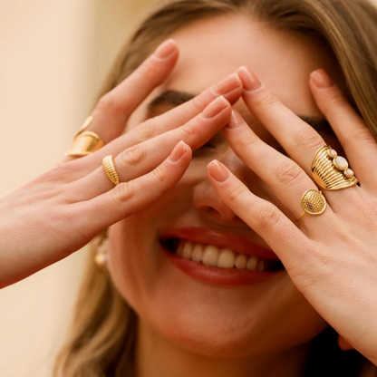 Bague fine avec pièce ronde martelée