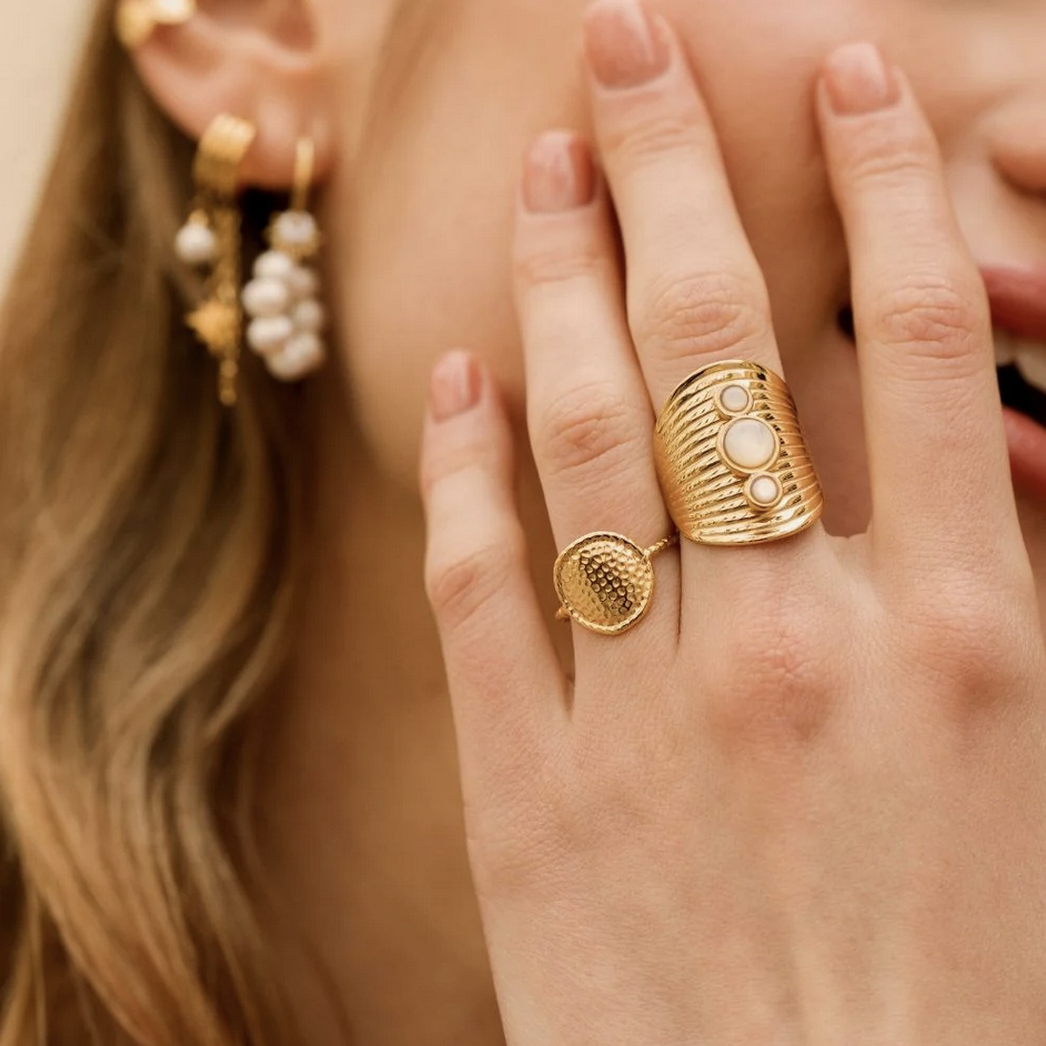 Bague fine avec pièce ronde martelée