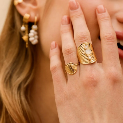 Bague fine avec pièce ronde martelée