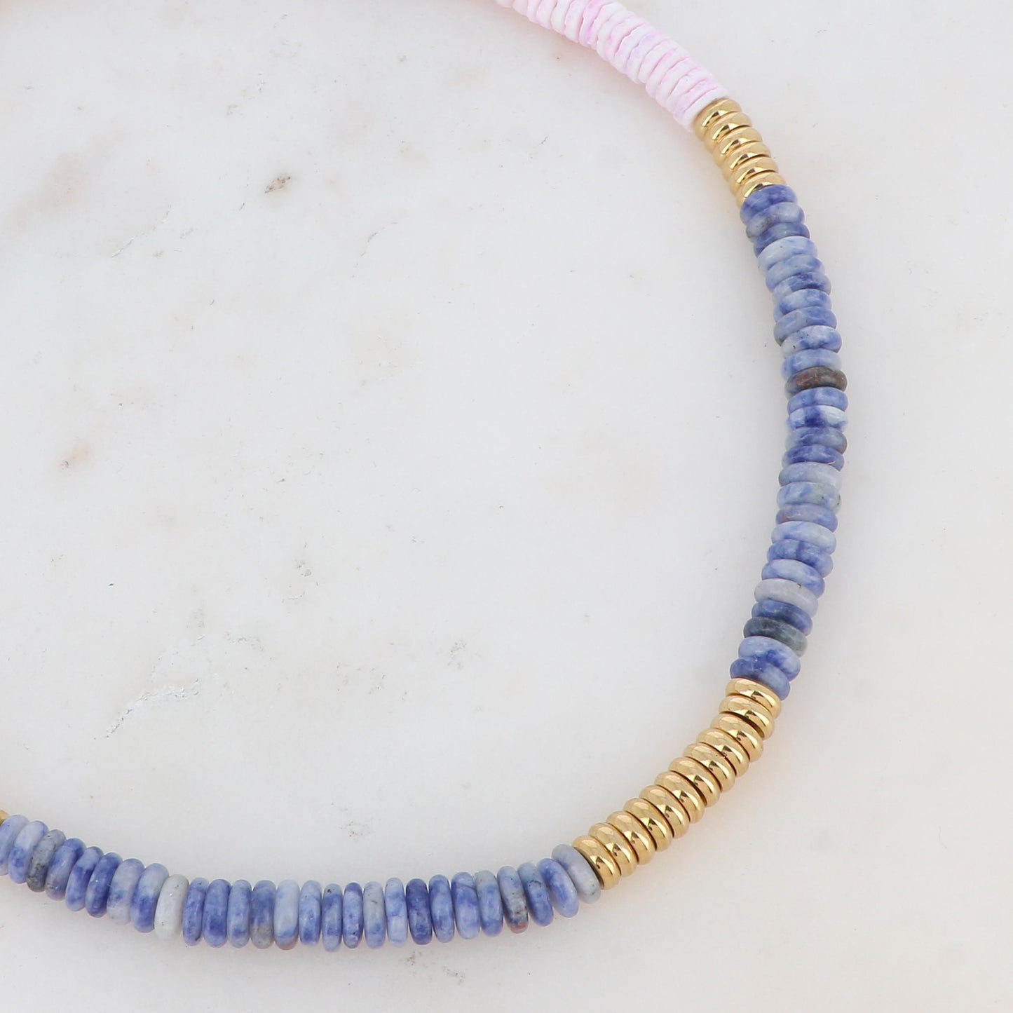 Collier doré avec des perles en pierre bleues et des coquillages roses 37+7 cm