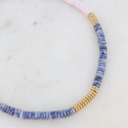 Collier doré avec des perles en pierre bleues et des coquillages roses 37+7 cm
