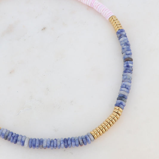 Collier doré avec des perles en pierre bleues et des coquillages roses 37+7 cm