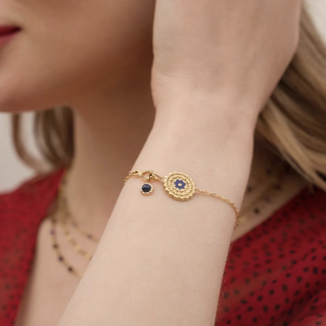 Bracelet avec pièce ronde émaillée avec motif fleur et pampille ornée de pierre naturelle