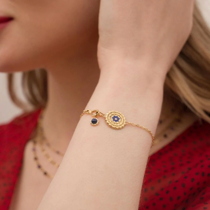Bracelet avec pièce ronde émaillée avec motif fleur et pampille ornée de pierre naturelle