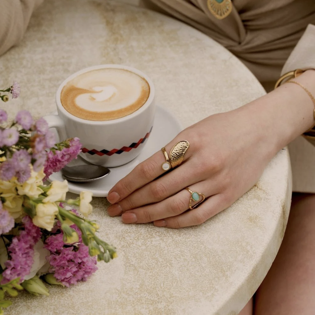 Bague texturée ornée d'une pierre naturelle ronde - Nacre