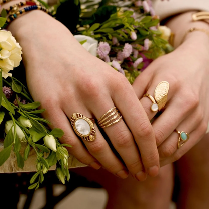 Bague texturée ornée d'une pierre naturelle ronde - Nacre