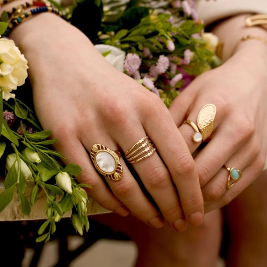 Bague texturée ornée d'une pierre naturelle ronde - Nacre