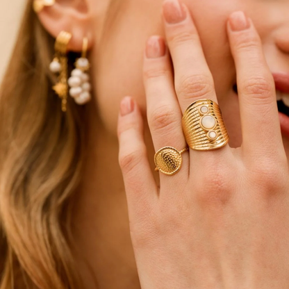 Bague avec rainures et trois nacre rondes