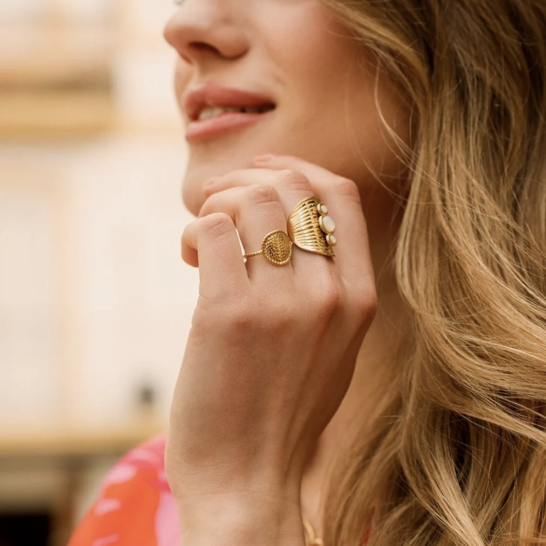 Bague avec rainures et trois nacre rondes