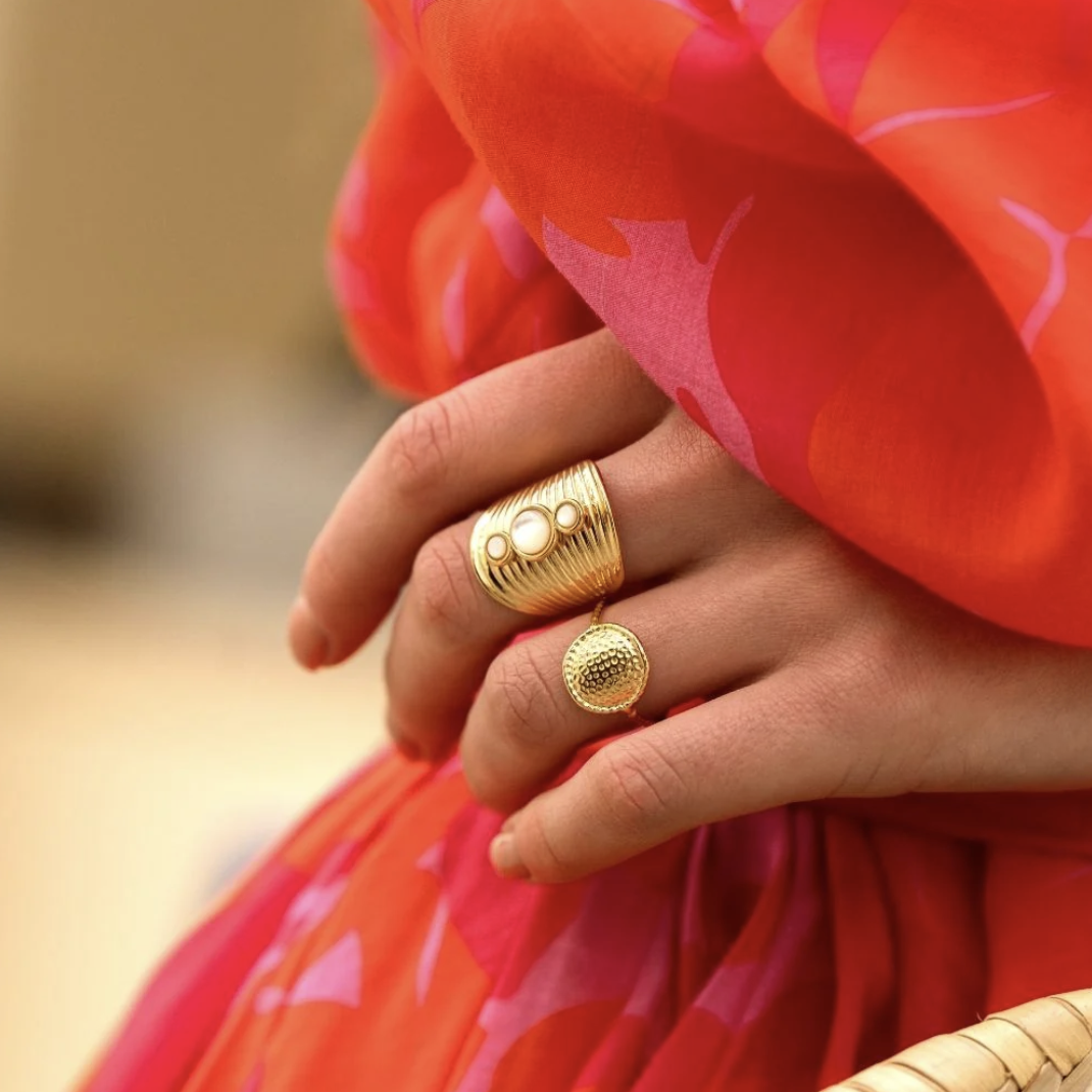Bague avec rainures et trois nacre rondes