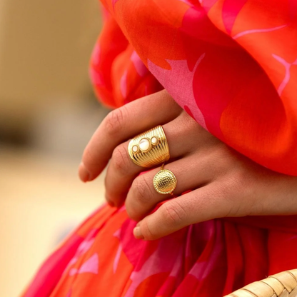 Bague avec rainures et trois nacre rondes