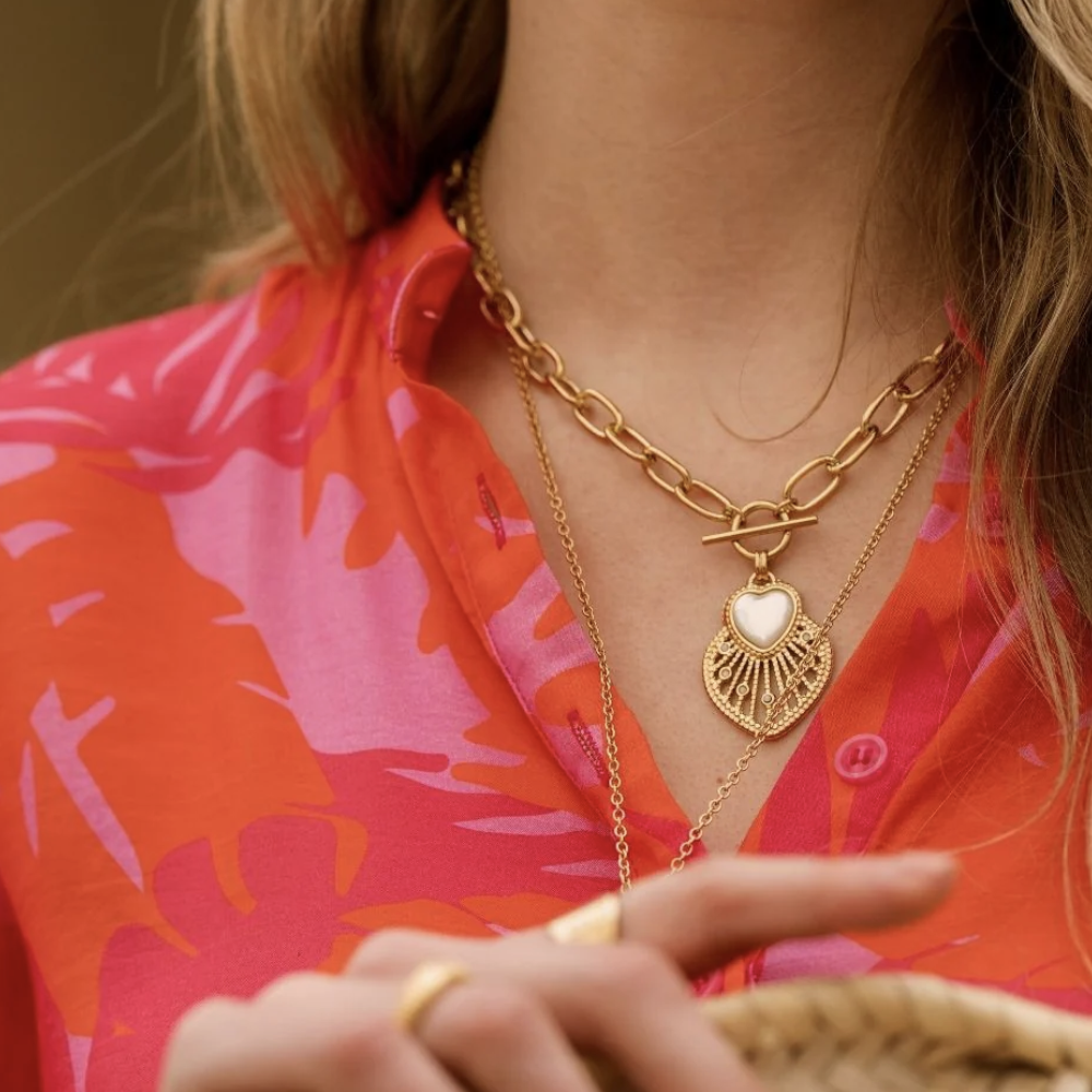 Collier en grosse maille avec pendentif cœur ajouré, nacre et strass (45+5CM)