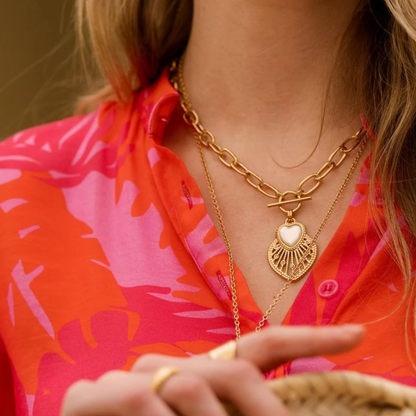 Collier en grosse maille avec pendentif cœur ajouré, nacre et strass (45+5CM)