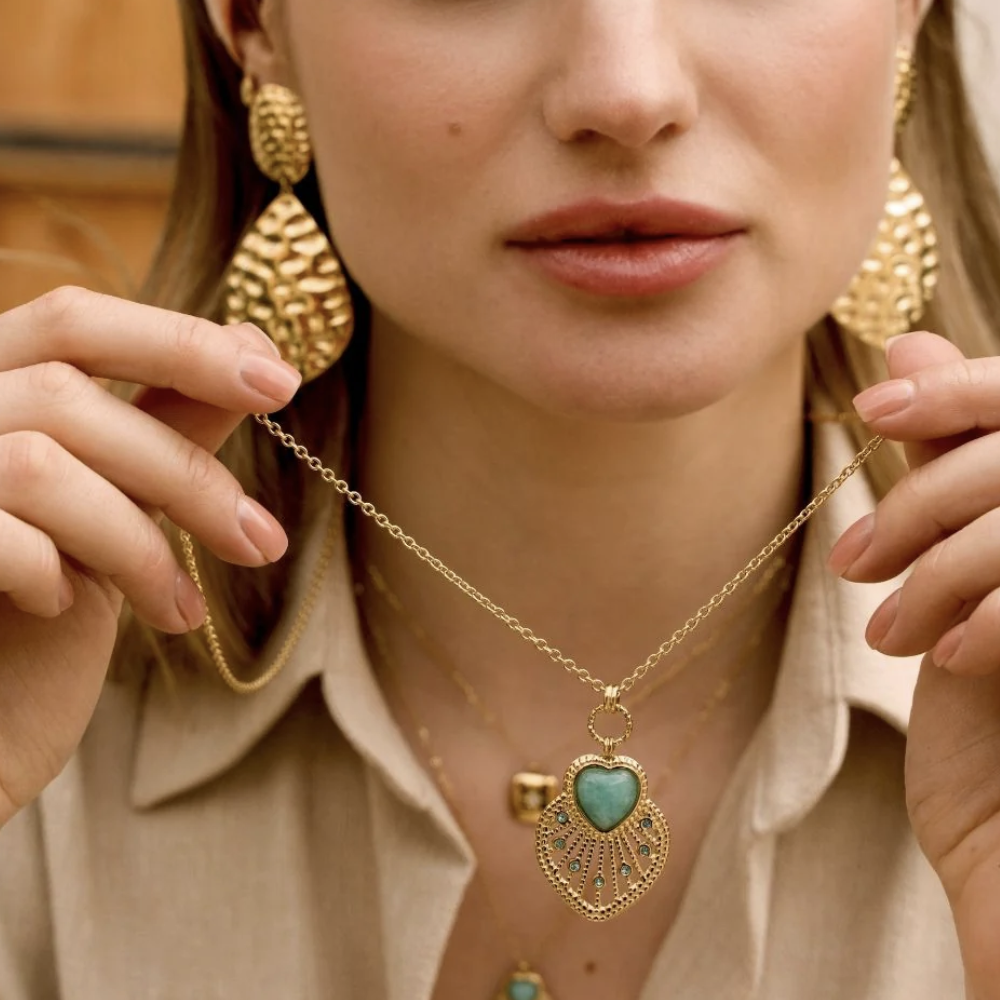 Sautoir avec pendentif cœur ajouré, pierre naturelle et strass (80+10CM)