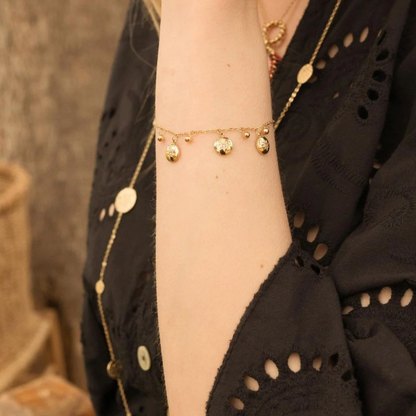 Bracelet avec pampilles boules et rondes avec motif étoile et strass