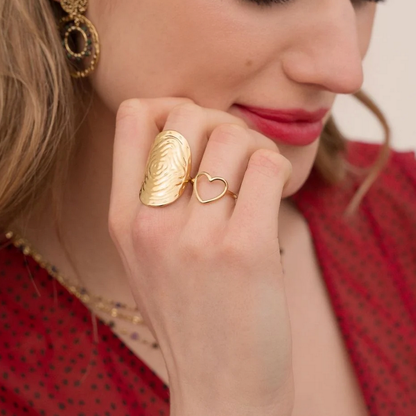 Bague fine avec pièce ovale motif tourbillon