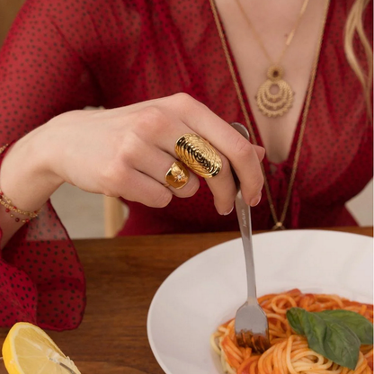 Bague fine avec pièce ovale motif tourbillon