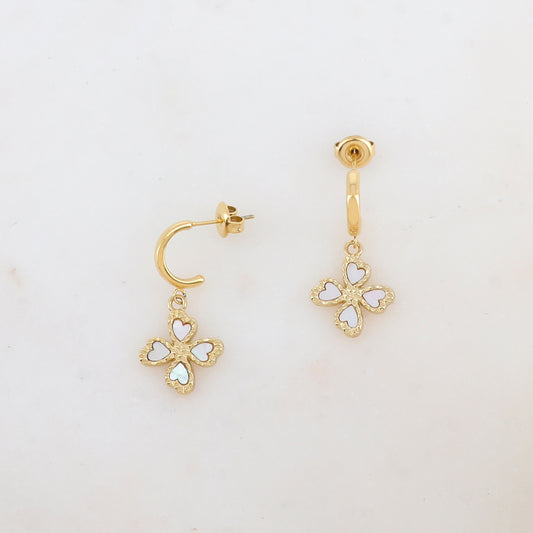 Créoles avec pendant embelli de multicœurs en nacre 1,4 x 2,8 cm.