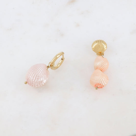 B.O atypiques composées de coquillages naturels et teintés - créoles : 1,9 x 3,5 cm / B.O à puce : 1,9 x 5,3 cm.La taille des boucles d'oreilles peut varier.