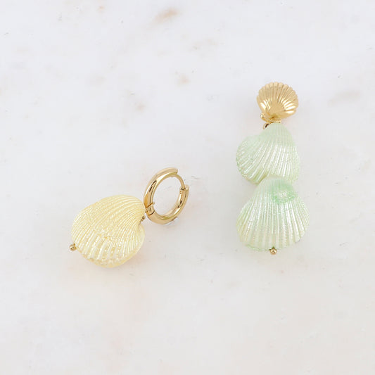 B.O atypiques composées de coquillages naturels et teintés - créoles : 1,9 x 3,5 cm / B.O à puce : 1,9 x 5,3 cm.La taille des boucles d'oreilles peut varier.